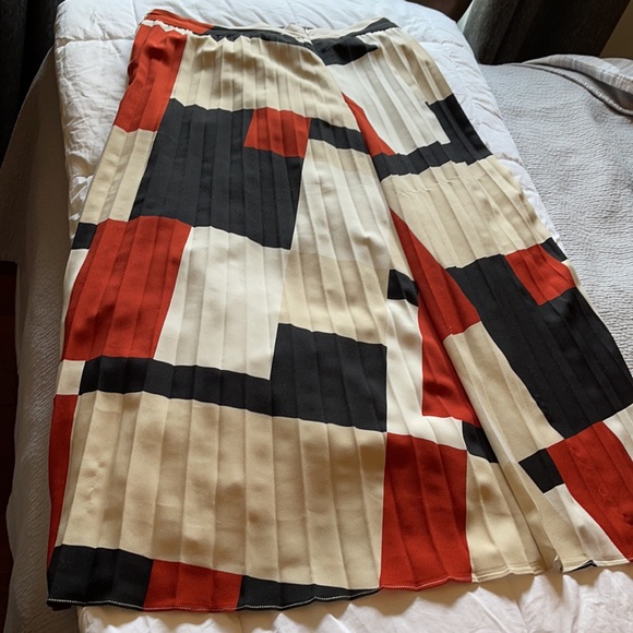 Simons and pleated skirt - Picture 2 of 2